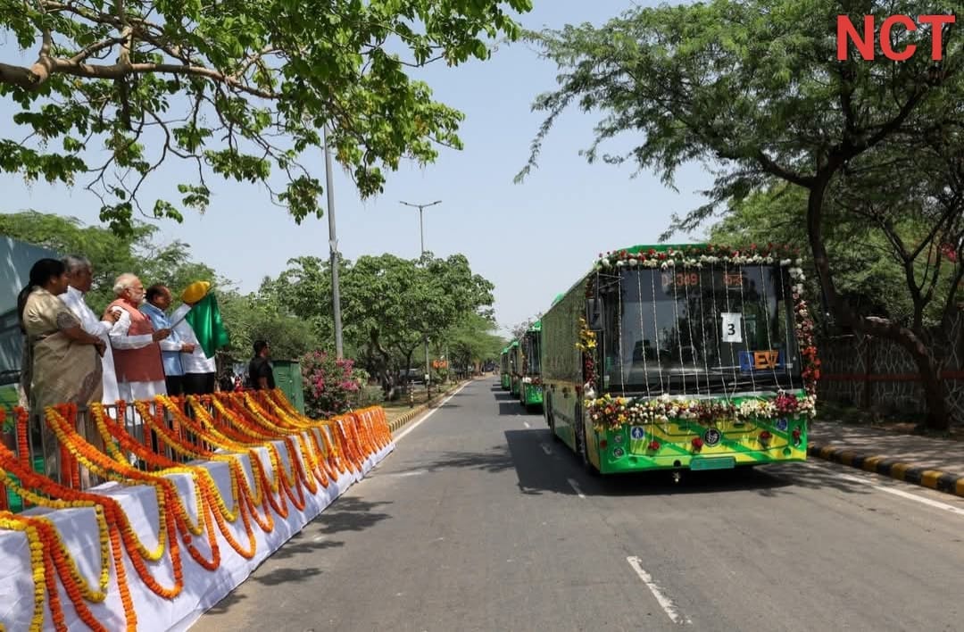 विश्व पर्यावरण दिवस पर पीएम मोदी ने दिल्ली में 200 इलेक्ट्रिक बसों को दिखाई हरी झंडी