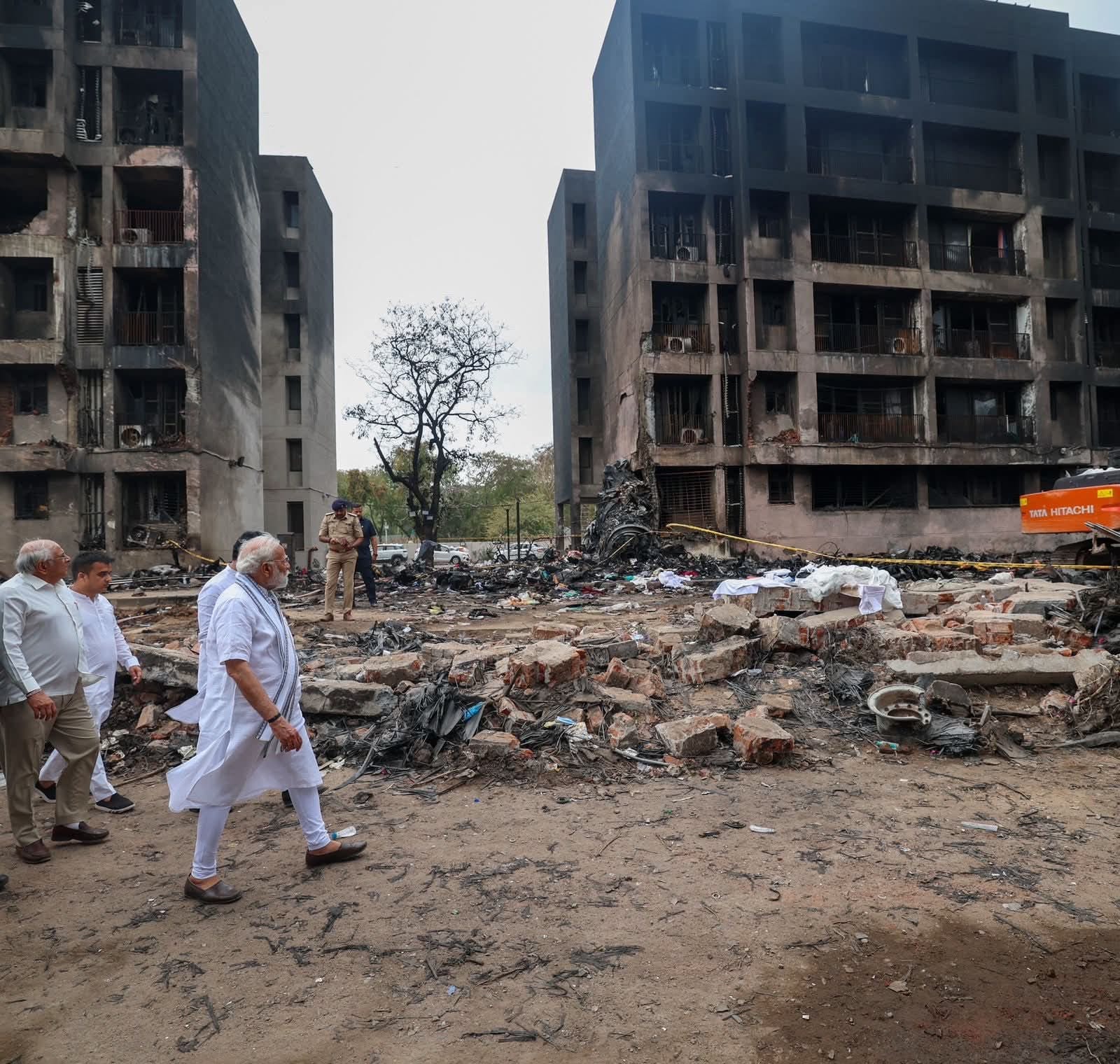 अहमदाबाद विमान हादसा: बीजे मेडिकल कॉलेज हॉस्टल पर गिरा ड्रीमलाइनर, पूर्व CM रूपाणी समेत 265 की मौत, सिर्फ एक बचा