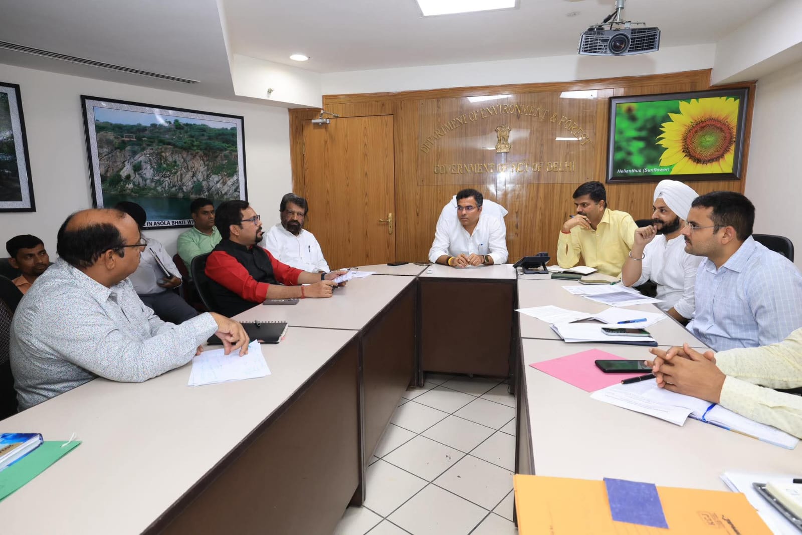 परवेश वर्मा ने AAP विधायकों को दी सख्त चेतावनी, दिल्ली सचिवालय में विकास कार्यों पर मंथन: