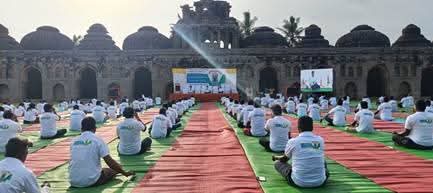yoga day 2025 81 विरासत स्थलों पर गूंजा "ओम्", एएसआई और आयुष मंत्रालय के संयुक्त प्रयास से ऐतिहासिक योग उत्सव
