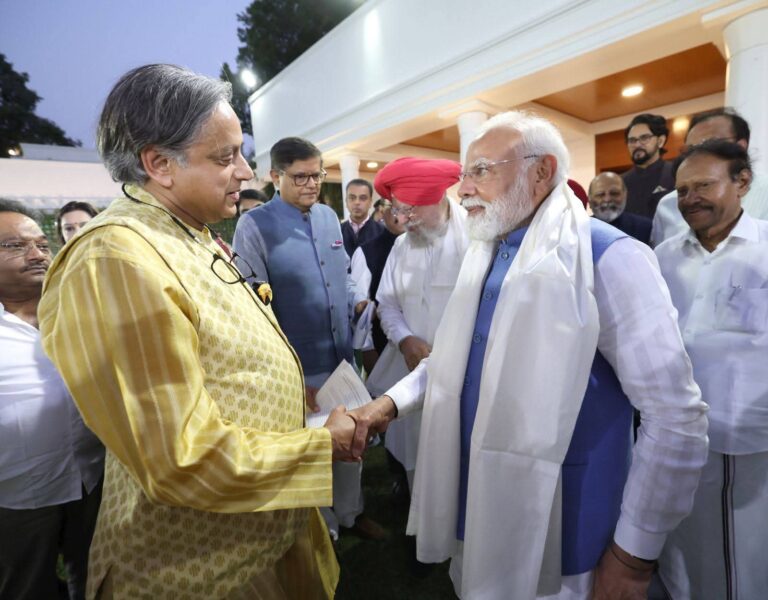 विदेश यात्रा से लौटे डेलिगेशन की पीएम मोदी से मुलाकात, शशि थरूर ने की तारीफ