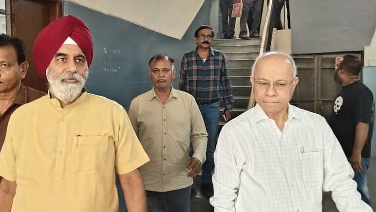 दिल्ली: महापौर राजा इक़बाल सिंह के नेतृत्व में हिंदू राव अस्पताल को मरीजों के लिए मिले 100 सीलिंग फैन