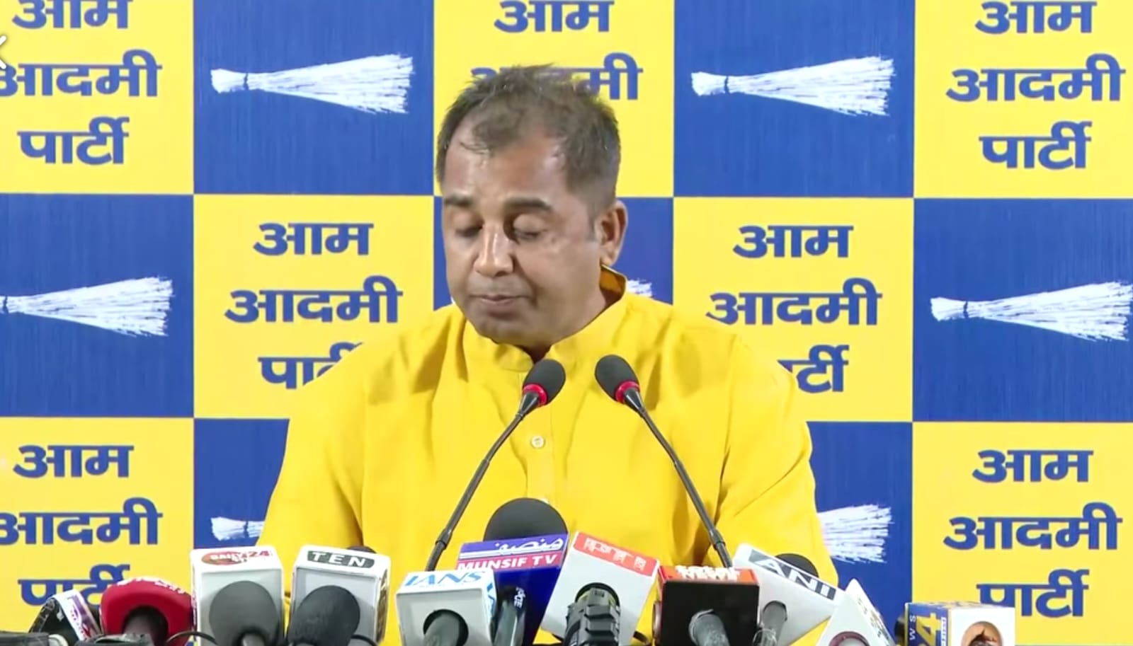 माया महल’: कहकर AAP ने दिल्ली की सीएम रेखा गुप्ता के बंगले पर विवाद,