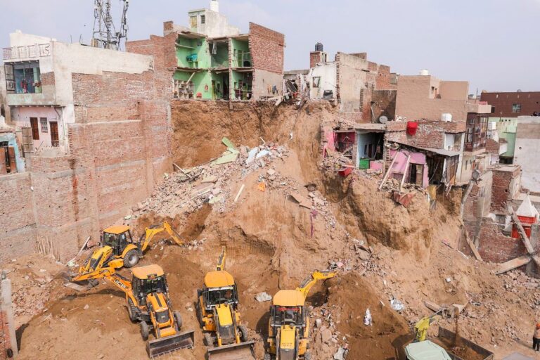 Mathura Building Collapsed: मथुरा में बहुमंजिला इमारत ढही, 3 लोगों की मौत, कई घायल