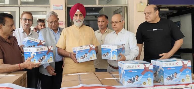 दिल्ली: महापौर राजा इक़बाल सिंह के नेतृत्व में हिंदू राव अस्पताल को मरीजों के लिए मिले 100 सीलिंग फैन