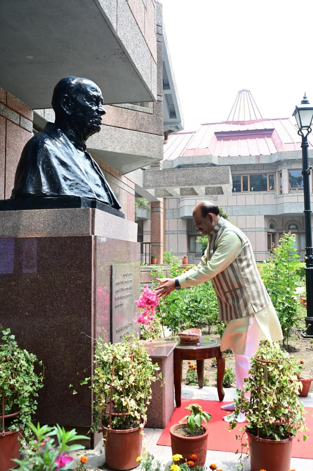 लोकसभा अध्यक्ष ओम बिरला ने LBSNAA मसूरी में शास्त्री जी और सरदार पटेल को दी श्रद्धांजलि