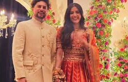 टीम इंडिया के स्टार गेंदबाज कुलदीप यादव ने बचपन की दोस्त वंशिका से की सगाई