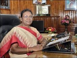 राष्ट्रपति द्रौपदी मुर्मू: एक संघर्षशील बेटी से देश की पहली आदिवासी राष्ट्रपति तक का प्रेरक सफर