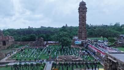 yoga day 2025 81 विरासत स्थलों पर गूंजा "ओम्", एएसआई और आयुष मंत्रालय के संयुक्त प्रयास से ऐतिहासिक योग उत्सव