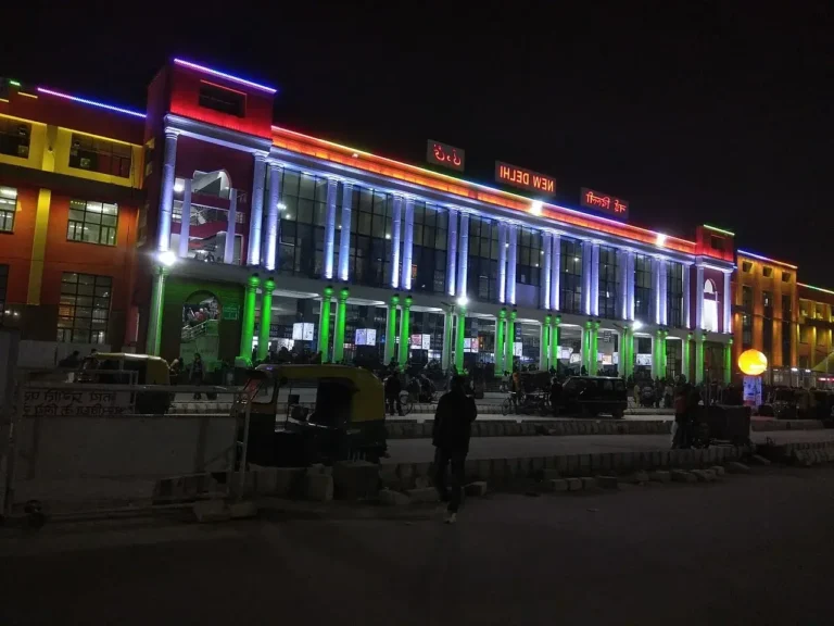 नई दिल्ली रेलवे स्टेशन पर जा रहे हैं तो पार्किंग का यह नियम समझ लें, नहीं तो जेब ढीली करनी पड़ेगी।