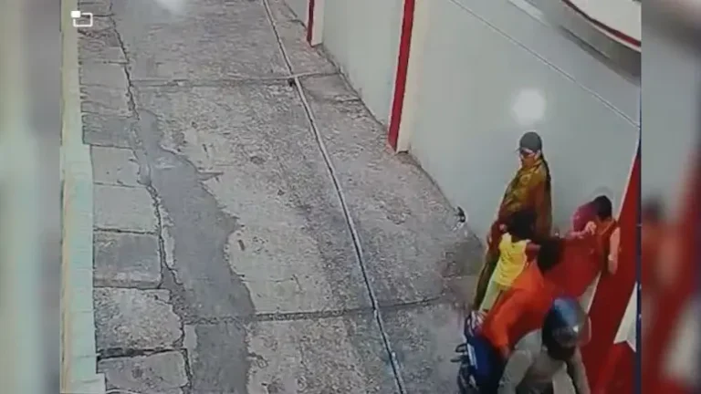 बिहार: बाइक सवार अपराधियों ने शिक्षिका के गले से चैन खींच ली, घटना CCTV में कैद हुई।