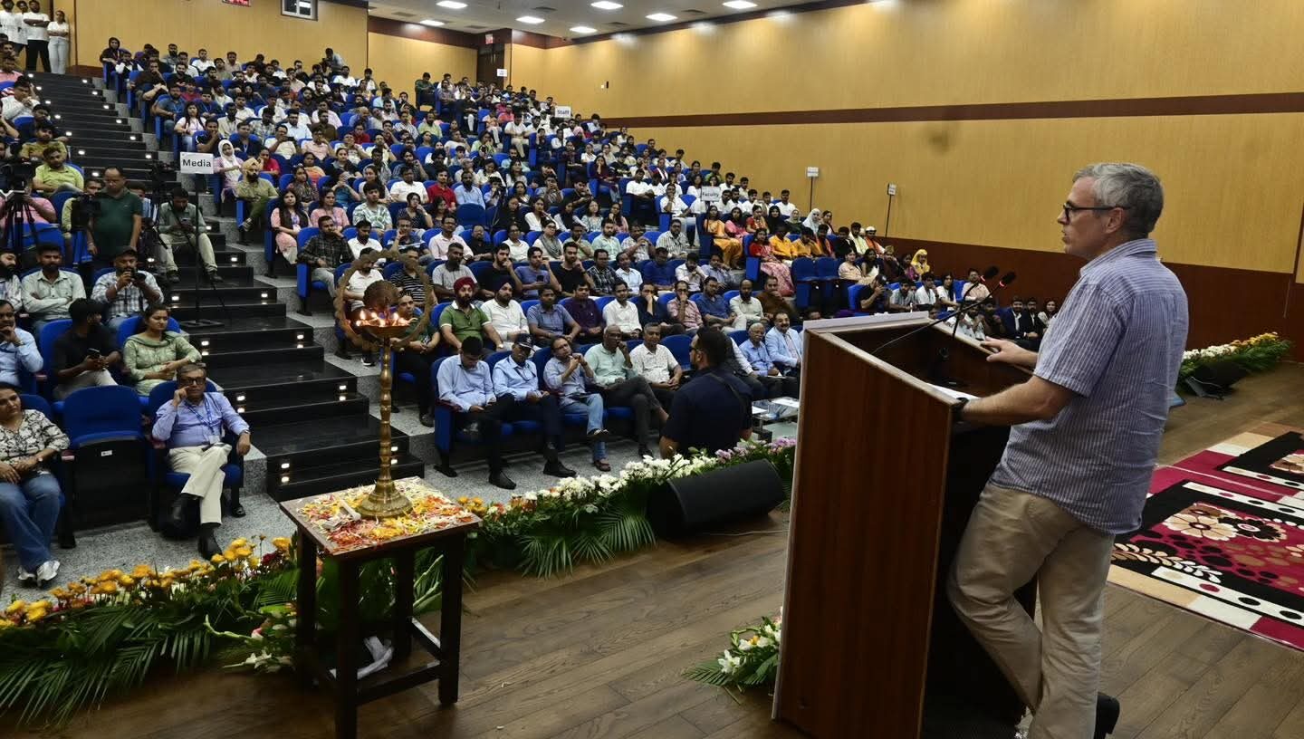 उमर अब्दुल्ला ने IIT जम्मू समर स्कूल 2025 के प्रतिभागियों से की मुलाकात