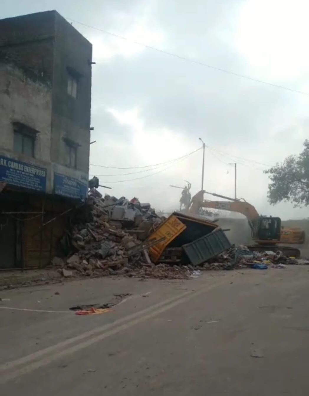 Delhi के आजाद मार्केट में इमारत गिरी, एक मजदूर की मौत; मेट्रो निर्माण कार्य के दौरान हुआ हादसा