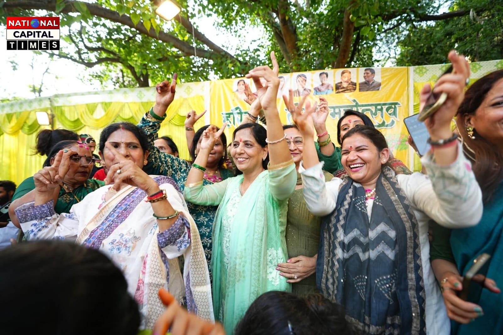 Sunita Kejriwal ने दिल्ली की महिलाओं संग धूमधाम से मनाई हरियाली तीज