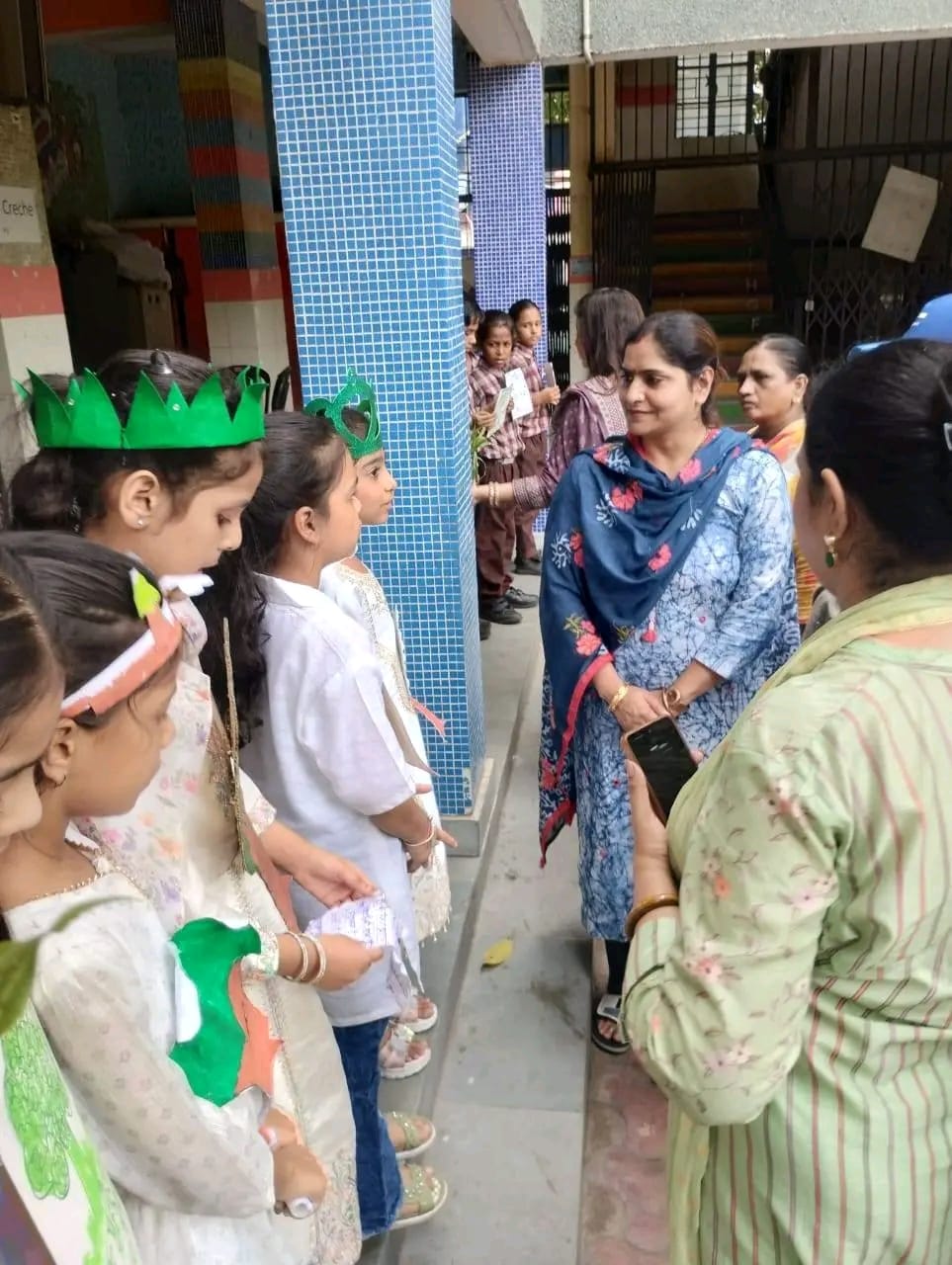बाड़ा हिंदूराव प्राइमरी स्कूल में वृक्षारोपण, बच्चों को दिलाया हरियाली बढ़ाने का संकल्प