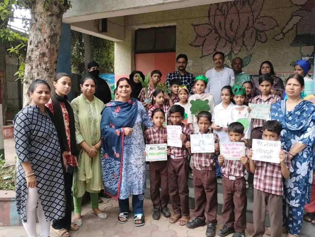 बाड़ा हिंदूराव प्राइमरी स्कूल में वृक्षारोपण, बच्चों को दिलाया हरियाली बढ़ाने का संकल्प