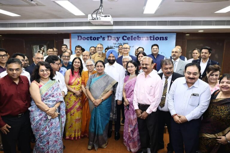 NationalDoctorsDay के अवसर पर मुख्यमंत्री रेखा गुप्ता ने डॉक्टरों को किया सम्मानित