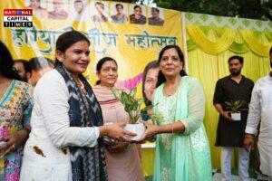 Sunita Kejriwal ने दिल्ली की महिलाओं संग धूमधाम से मनाई हरियाली तीज