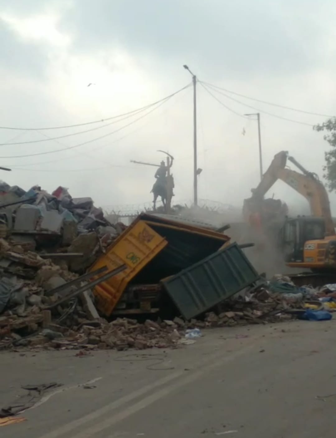 दिल्ली के आजाद मार्केट में इमारत गिरी, एक मजदूर की मौत; मेट्रो निर्माण कार्य के दौरान हुआ हादसा
