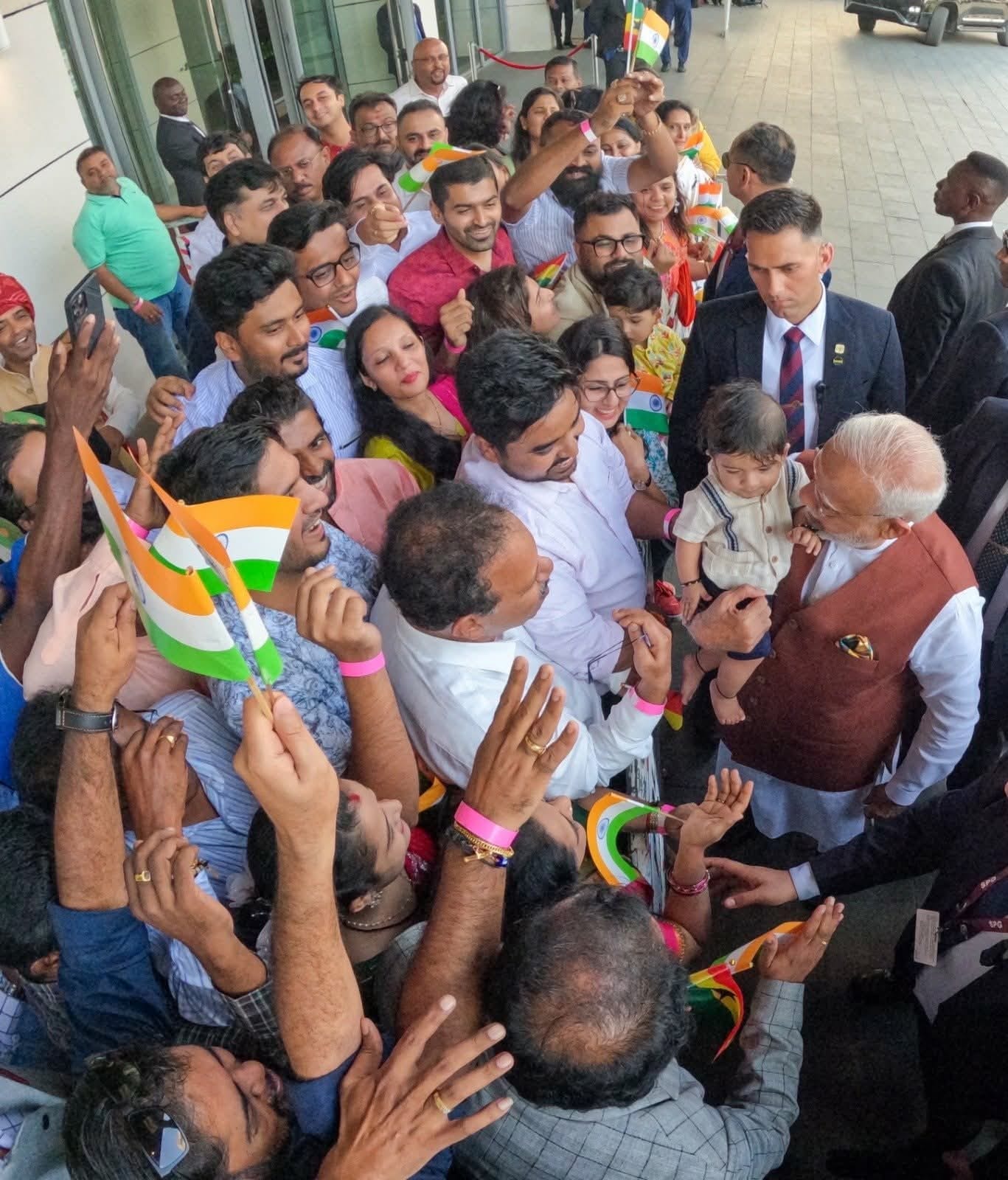 PM; मोदी का घाना में भव्य स्वागत, भारतीय प्रवासी समुदाय ने दिखाया उत्साह