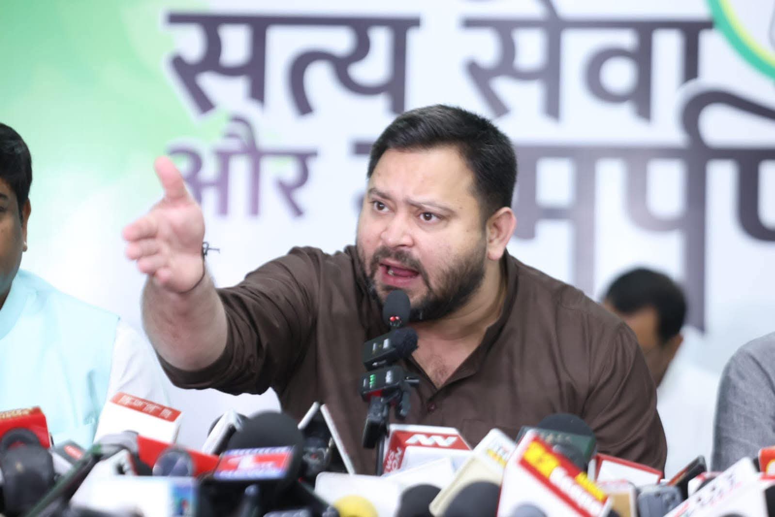 तेजस्वी यादव का आरोप: वोटर लिस्ट से नाम हटाकर लोकतंत्र पर हमला, चुनाव आयोग की मंशा पर उठाए सवाल