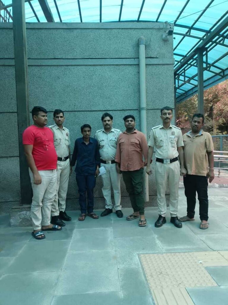 दिल्‍ली में बैग चुराने वाले गिरोह का भंड़ाफोड़, जानें नीले और काले बैगों को ही क्‍यों बनाते थे टारगेट