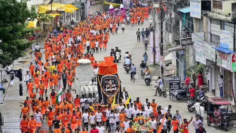 रुड़की में फिर भड़के कांवड़िये, मामूली टक्कर के बाद अधिकारी की कार के साथ की तोड़फोड़