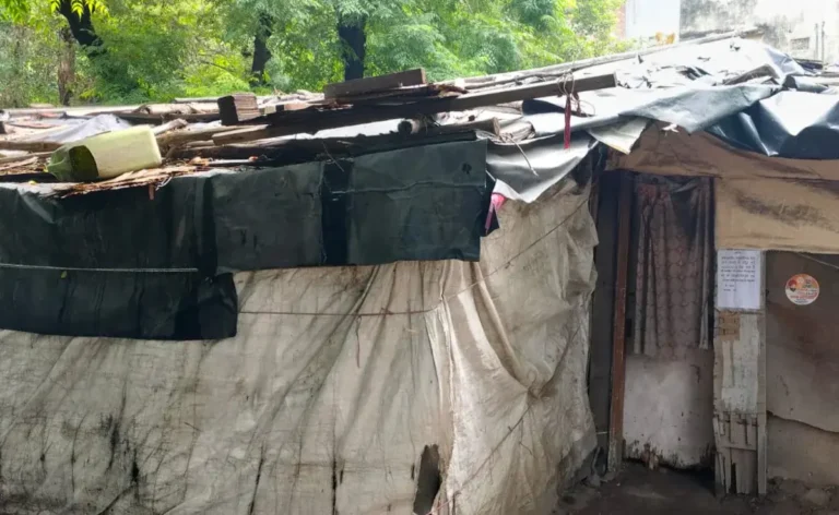 हम लोग अब जाएं कहां? जंगपुरा में रेलवे ने लगाया नोटिस, 12 जुलाई तक झुग्गियां गिराने का आदेश