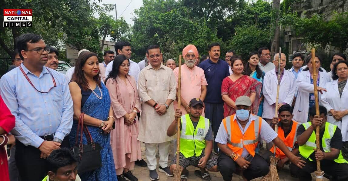 हिन्दूराव अस्पताल में स्वच्छता अभियान का आयोजन, मरीजों से मिलकर जाना हाल