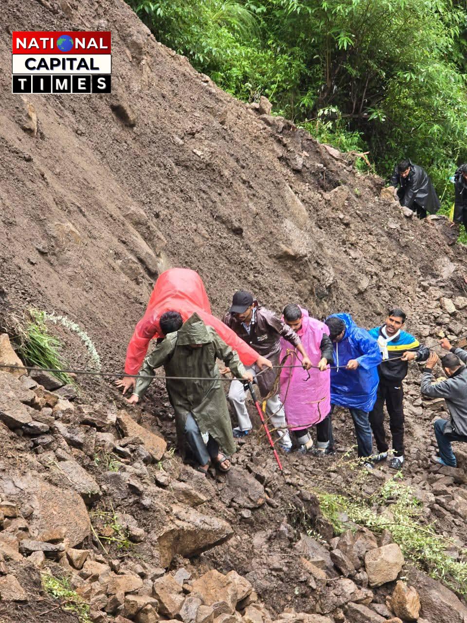 मध्यमहेश्वर घाटी में भूस्खलन, SDRF ने यात्रियों को सुरक्षित निकाला