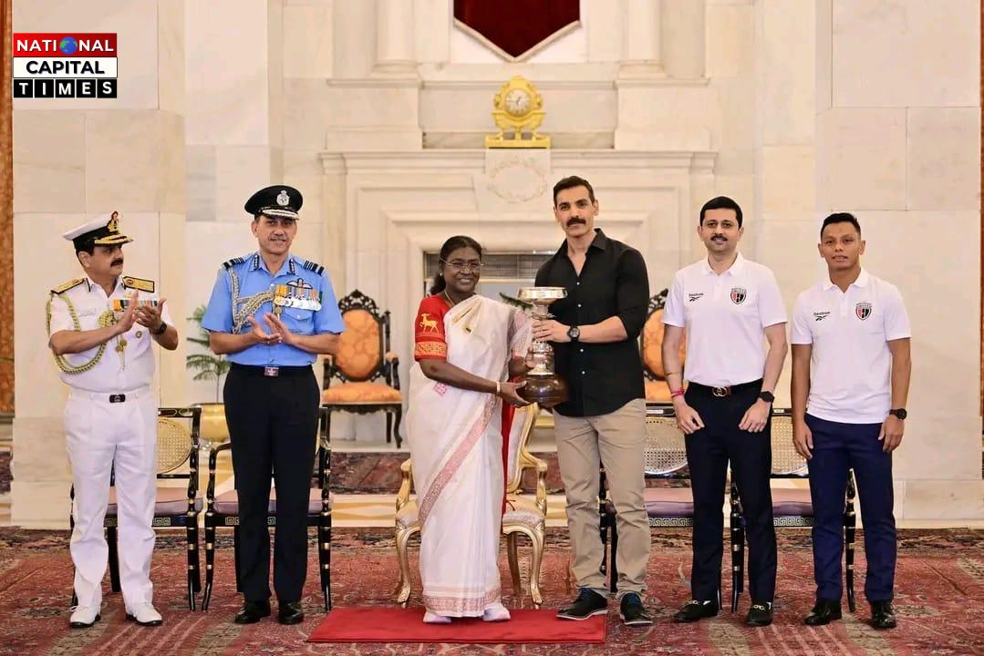 राष्ट्रपति भवन में नॉर्थ ईस्ट यूनाइटेड का सम्मान, जॉन अब्राहम को सौंपी गई Presidents Cup ट्रॉफी”