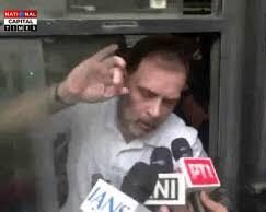 Delhi: में विपक्षी सांसदों का मार्च, पुलिस ने रोका – अखिलेश यादव बैरिकेड कूदे, राहुल गांधी हिरासत में