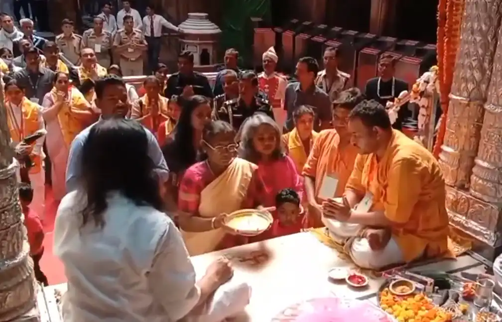 यूपी: राष्ट्रपति द्रौपदी मुर्मू की वृंदावन यात्रा, बांके बिहारी मंदिर में परिवार संग किए दर्शन