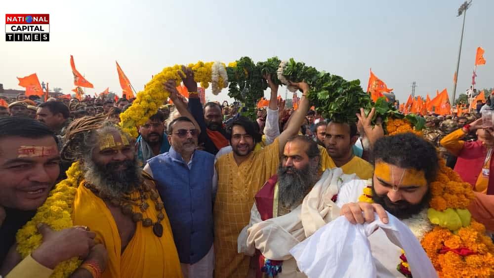 धीरेंद्र शास्त्री की सनातन एकता पदयात्रा 7वें दिन ब्रज पहुंची, 11 तोपों से बरसे 11 क्विंटल फूल