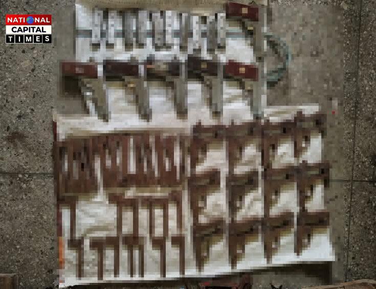 BiharNews: मिनी गन फैक्ट्री का भंडाफोड़: 6 कारीगर गिरफ्तार, भारी मात्रा में हथियार व उपकरण बरामद
